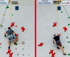 Соревнование по скалолазанию в Скайпарке Сочи.
